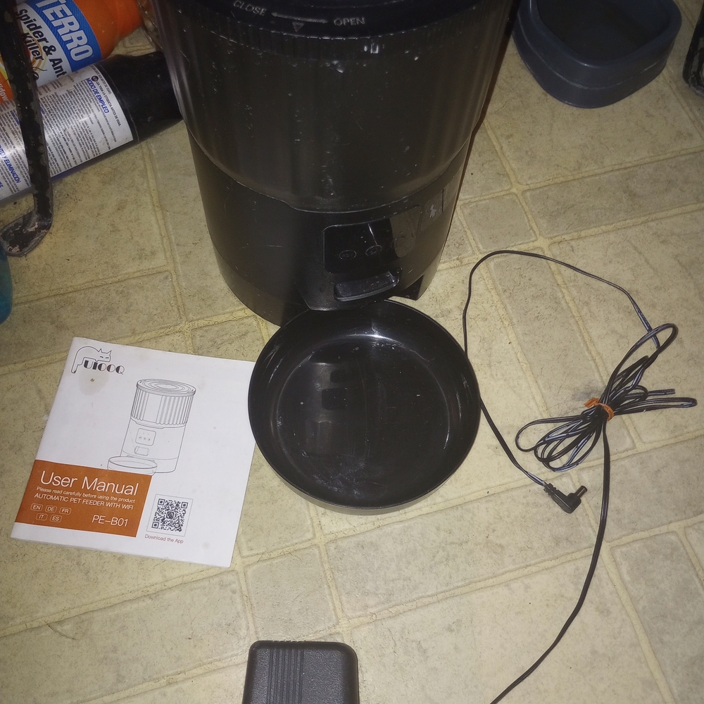 Black Pet Feeder